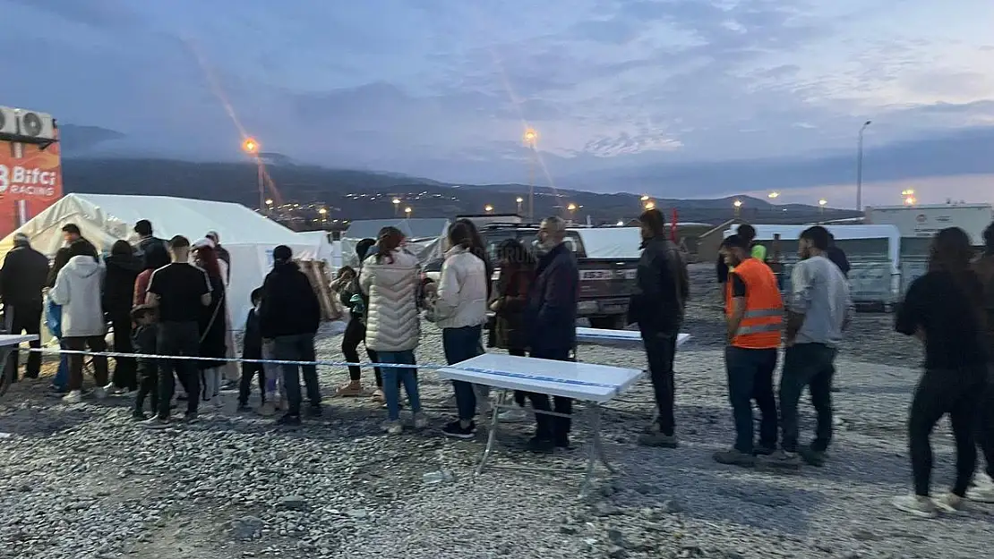 DEPREMZEDELER HATAY'DAKİ BODRUM ÇADIRINDA İFTAR AÇTILAR