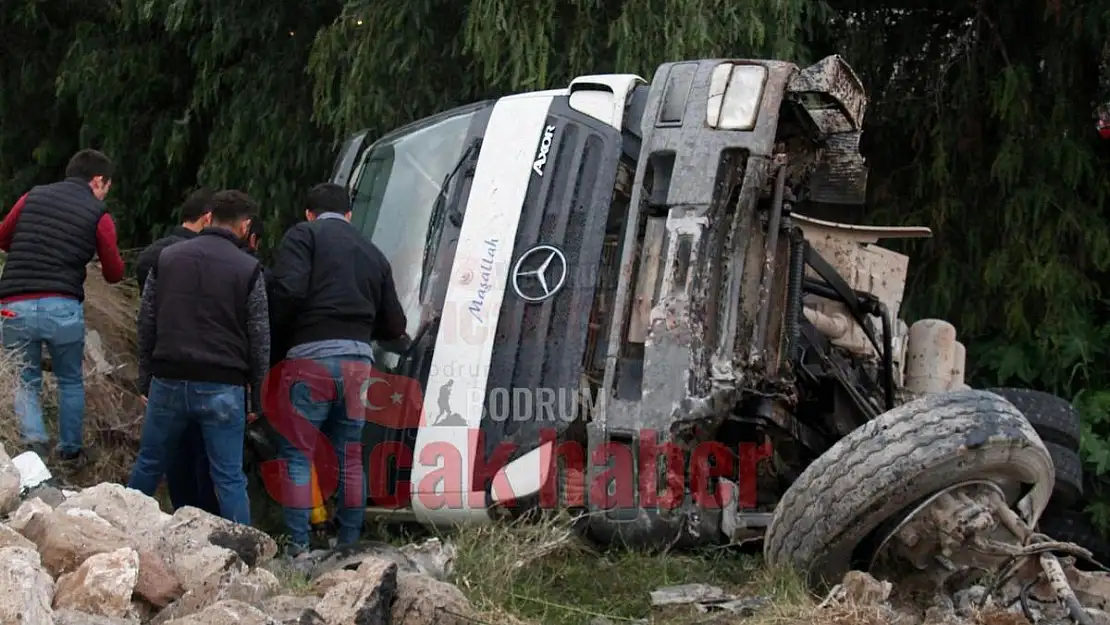 Dere Yatağına Uçan Kamyon Devrildi Trafik Felç Oldu