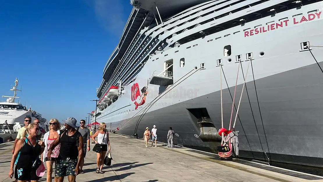 Dev Yolcu Gemisi 2 Bin 300 Yolcuyla Bodrum'a Geldi