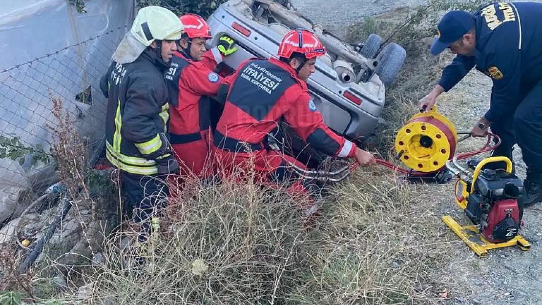 Devrilen Otomobilde Sıkışan Sürücü İtfaiye Ekiplerince Kurtarıldı