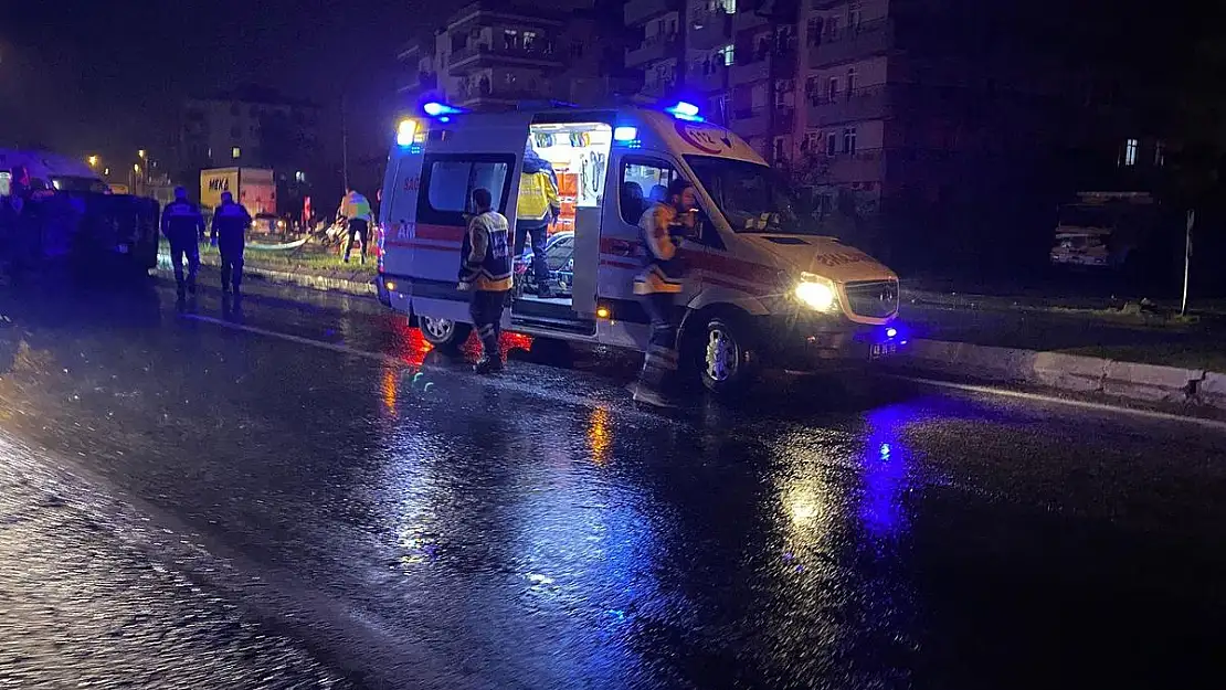 Direğe Çarpan Otomobil Takla Attı: 2 Yaralı