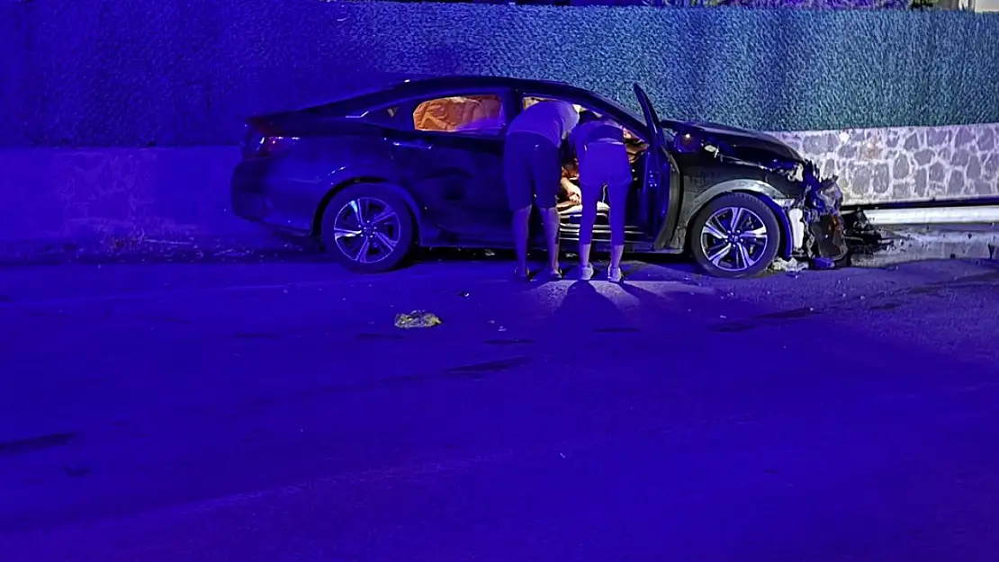 Direğe çarpan otomobilde 5 kişi yaralandı