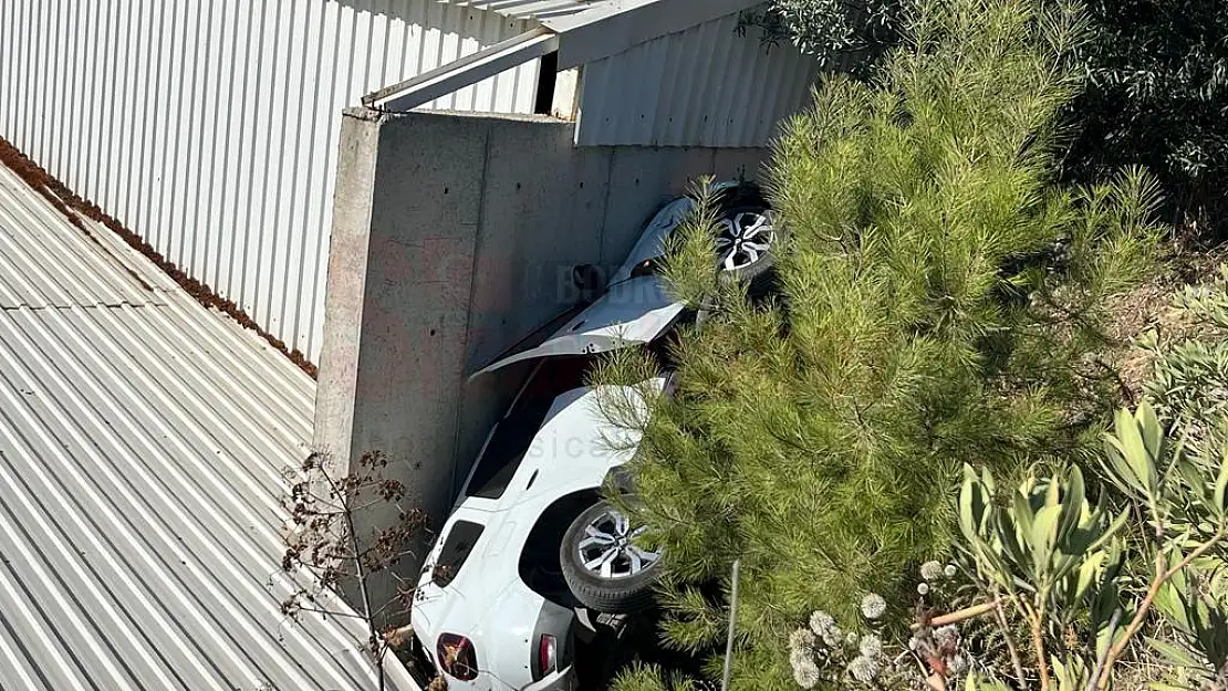 Direksiyon Hakimiyeti Kaybedip Yol Kenarı Uçtu