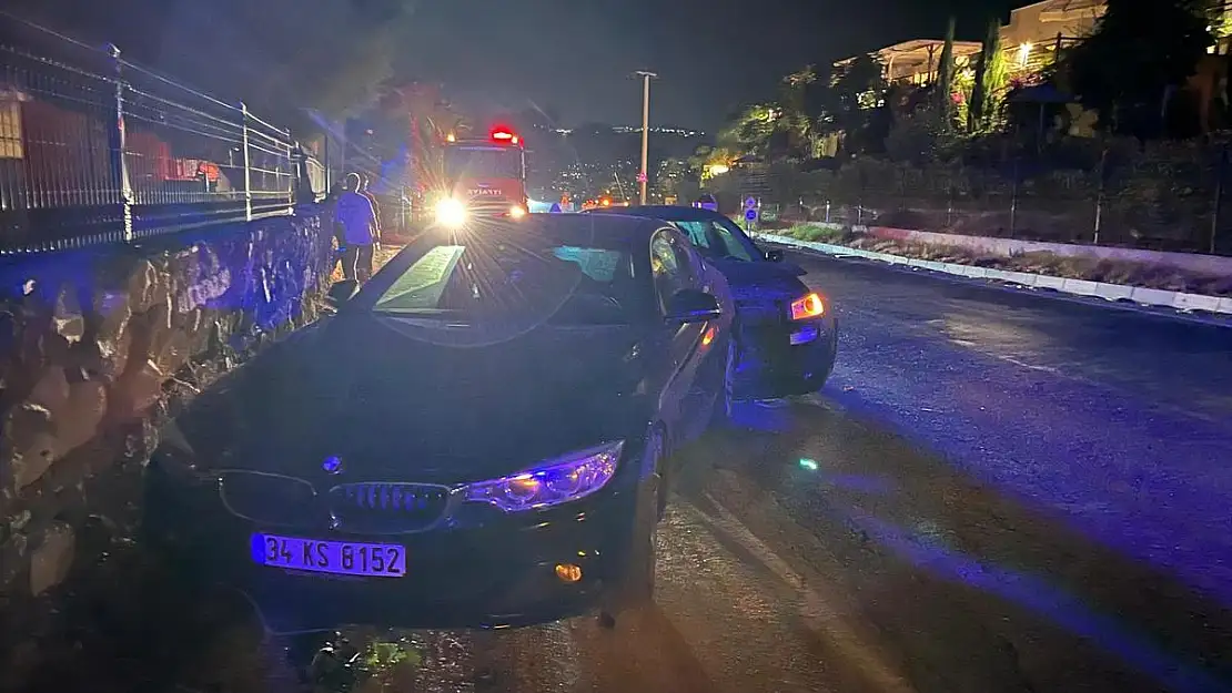 Direksiyon Hakimiyetini Kaybeden Sürücü Park Halindeki Araçlara Çarptı