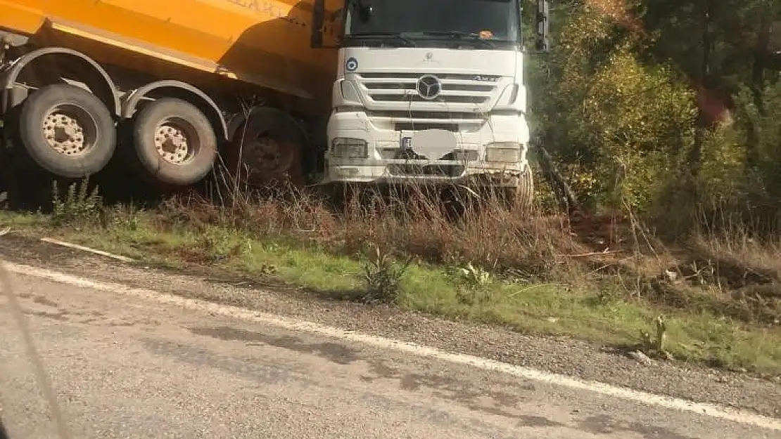 Direksiyon Hakimiyetini Kaybeden Tır Kaza Yaptı