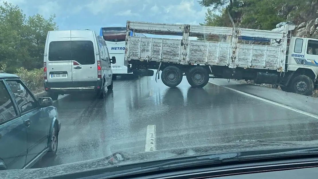 Direksiyon Hakimiyetini Kaybedip Şarampole Düştü