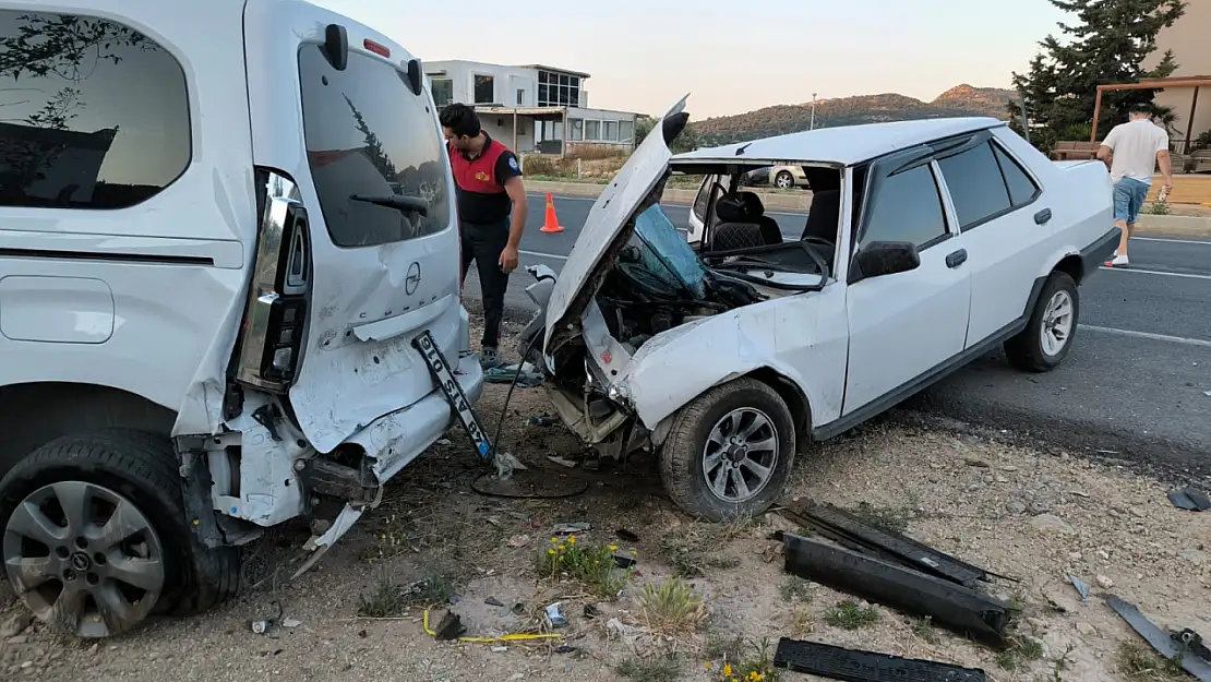 Direksiyon Hakimiyetini Kaybetti, Park Halindeki Araca Çarptı