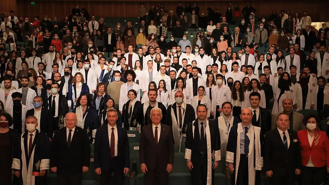 Doktor Başkan, geleceğin hekimlerine beyaz önlük giydirdi