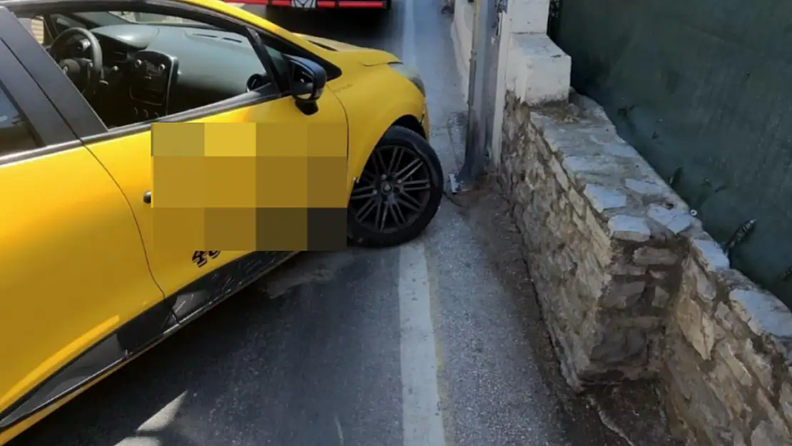 Elektrik direğine çarptı! 1 yolcu yaralandı!