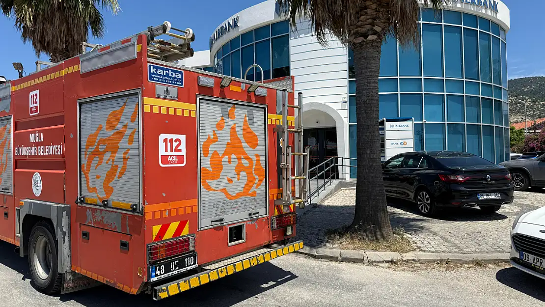 Elektrik panosundan çıkan duman çalışanları sokağa döktü