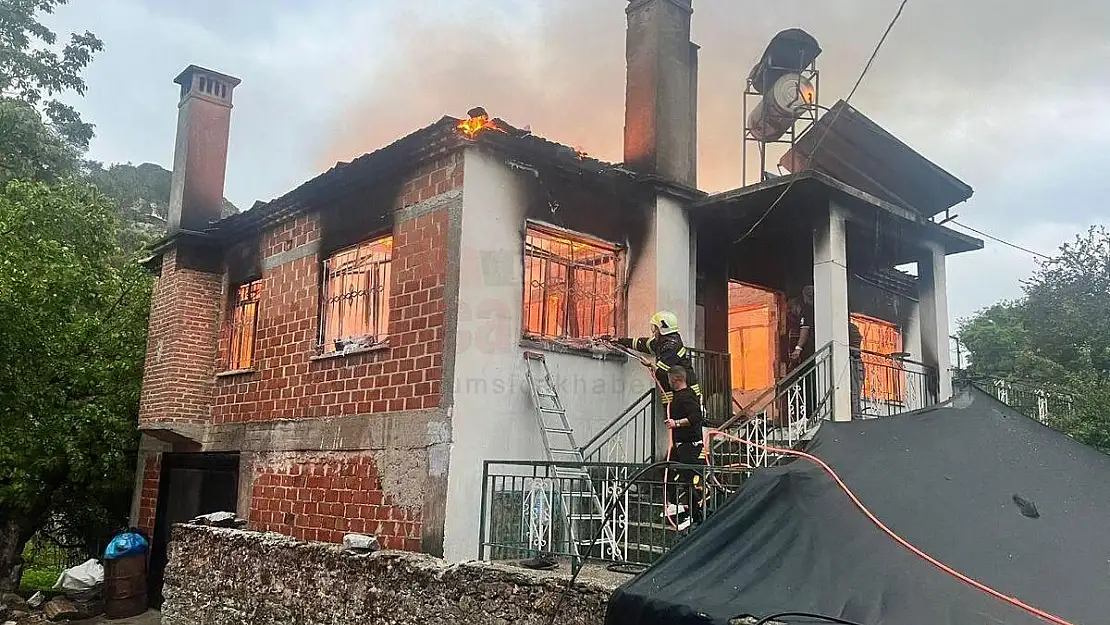 Evde Çıkan Yangında 2 Kişi Hayatını Kaybetti