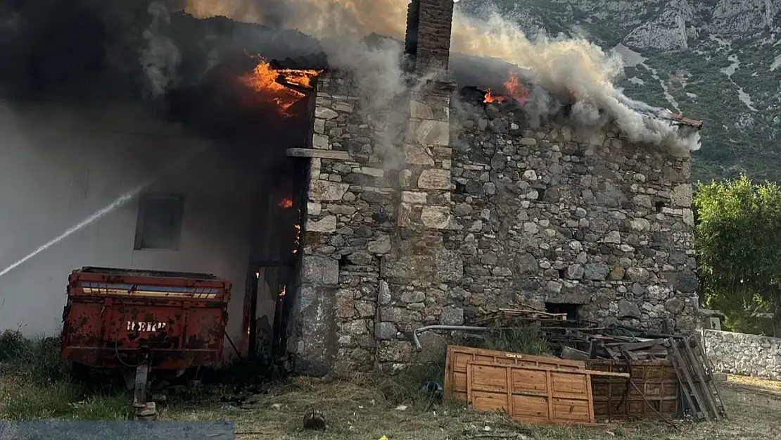 Evler Yanarken Mahalle Ayağa Kalktı: Yangının Nedeni Araştırılıyor