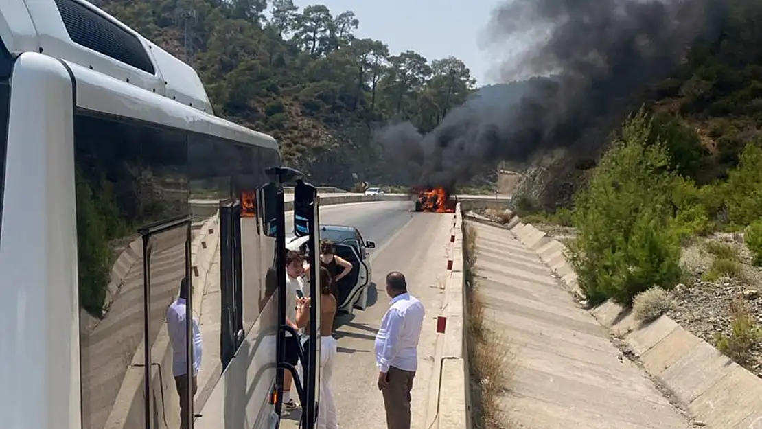 Seyir halinde alev alev yandı.