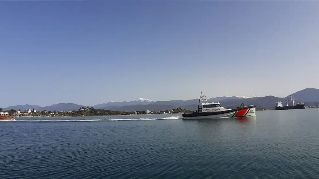 Fethiye'de arızalanarak denizde sürüklenen teknedeki 2 kişi kurtarıldı