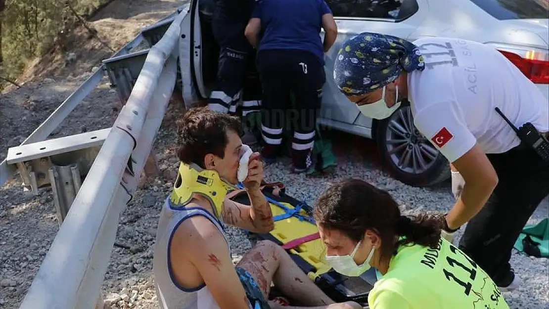 Fethiye'de otomobil ile cip çarpıştı, 4'ü yabancı 8 kişi yaralandı