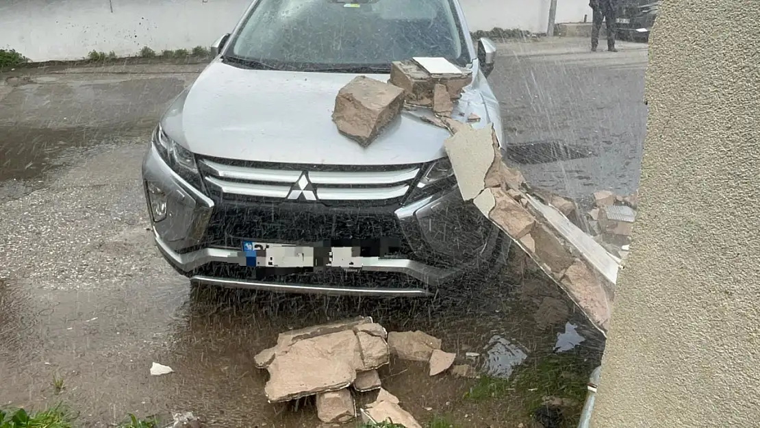 Fırtına duvarı aracın üzerine devirdi