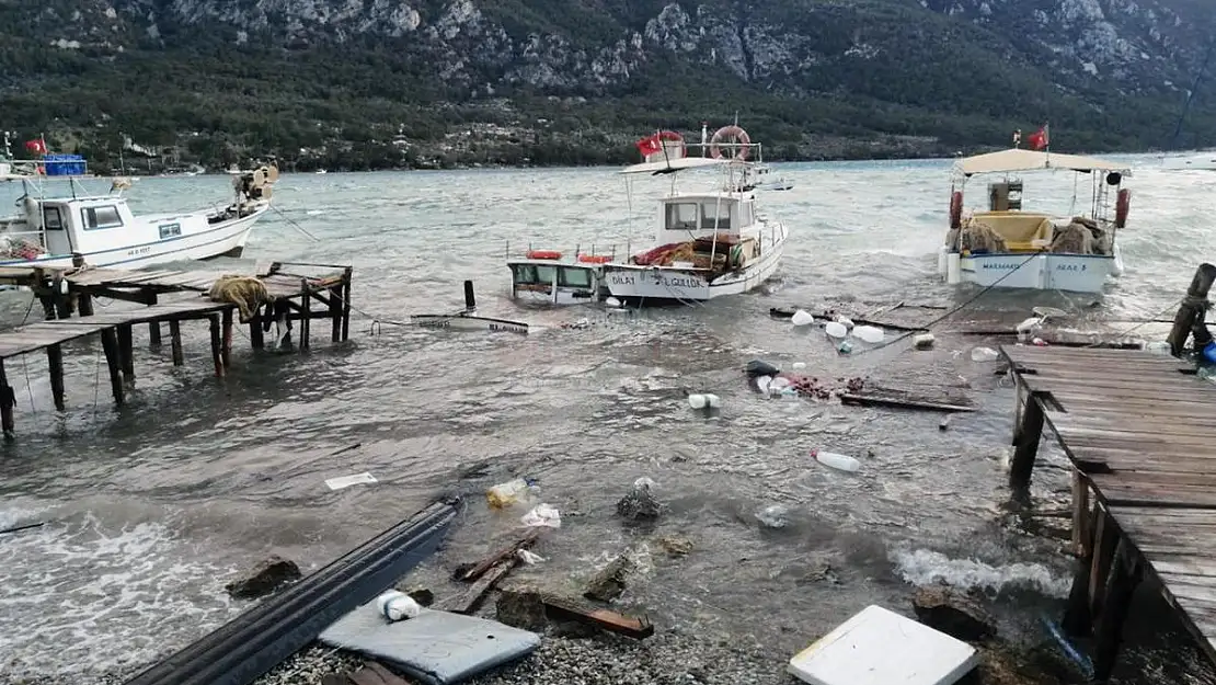 Fırtına Tekneleri Batırdı, İskeleleri Söktü