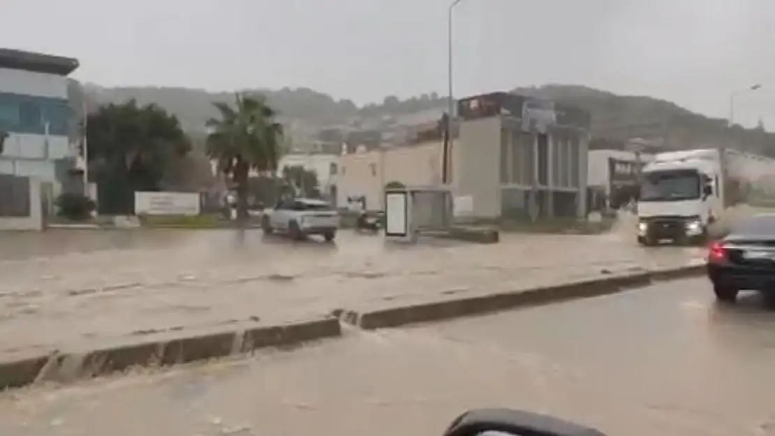 Fırtına yolları felç etti altyapı çöktü