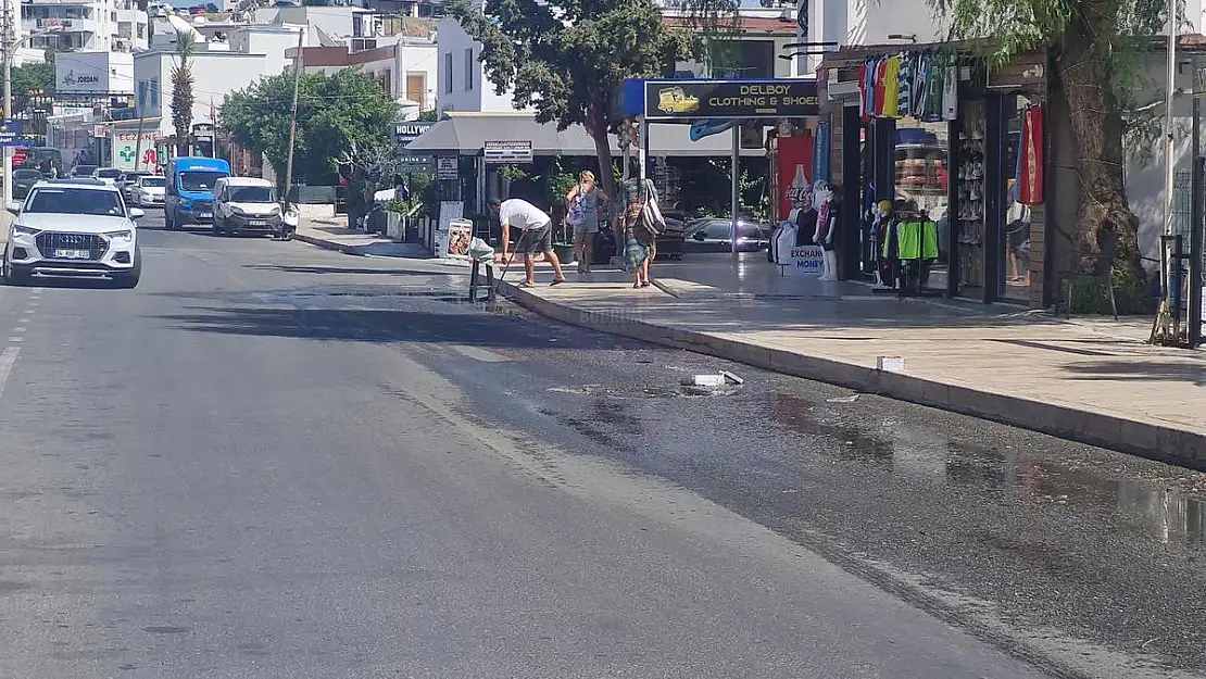 Foseptik Suları Sokaklara Aktı Kokudan Turistler Mekanları Boşalttı