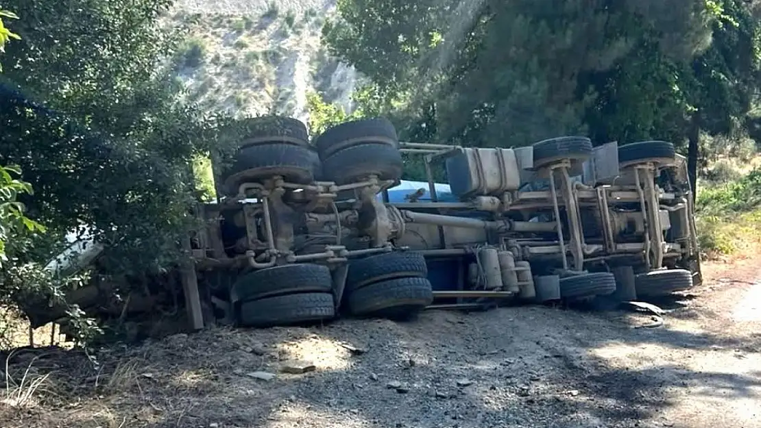 Freni boşalan beton mikseri şarampole yuvarlandı sürücü yaralı kurtuldu
