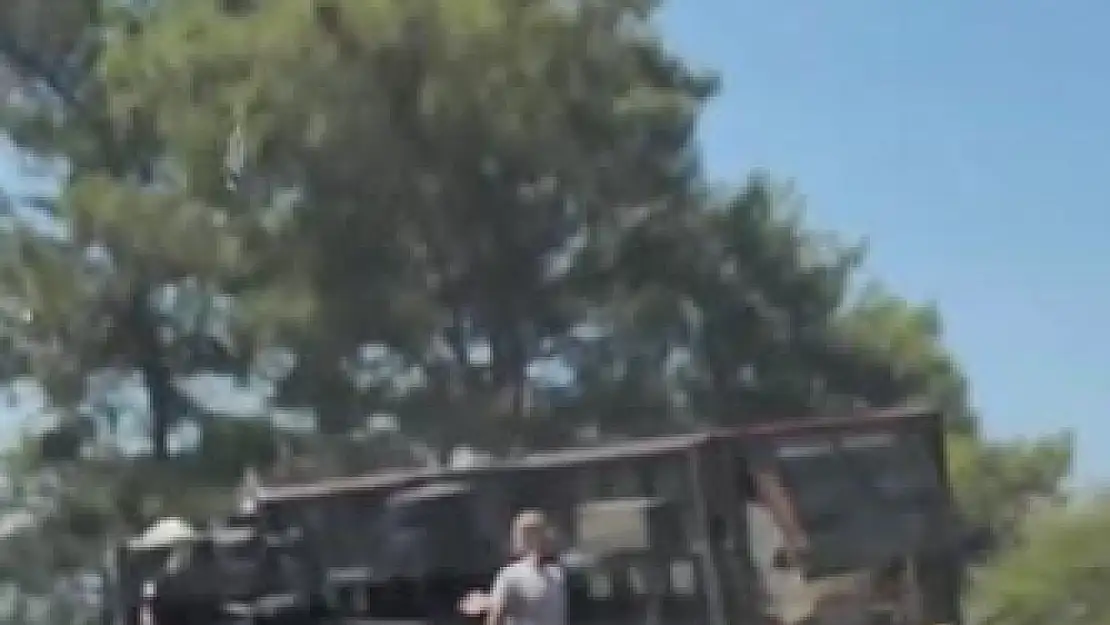 Freni Patlayan Kamyon Devrildi: 2 Yaralı