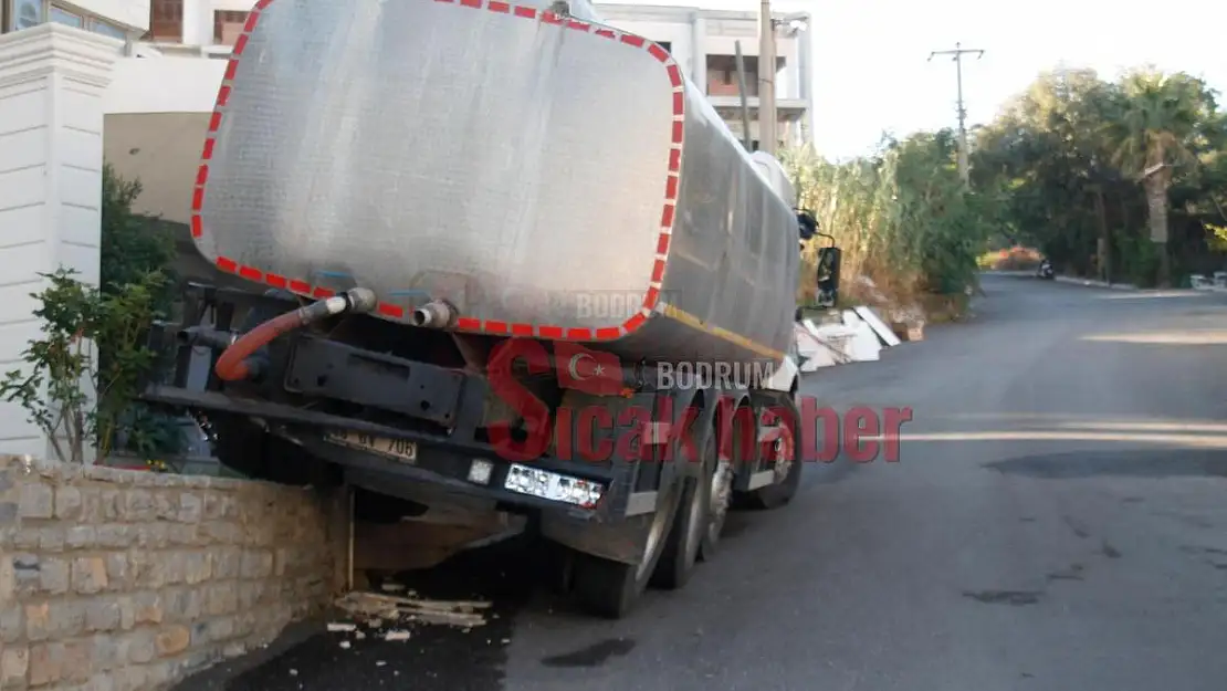 Freni Patlayan Tanker Park Halindeki Araca Çarptı