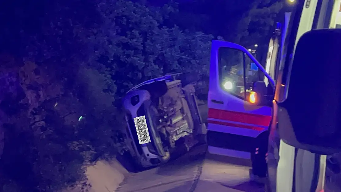 Gece dehşet anları araç şarampole devrildi