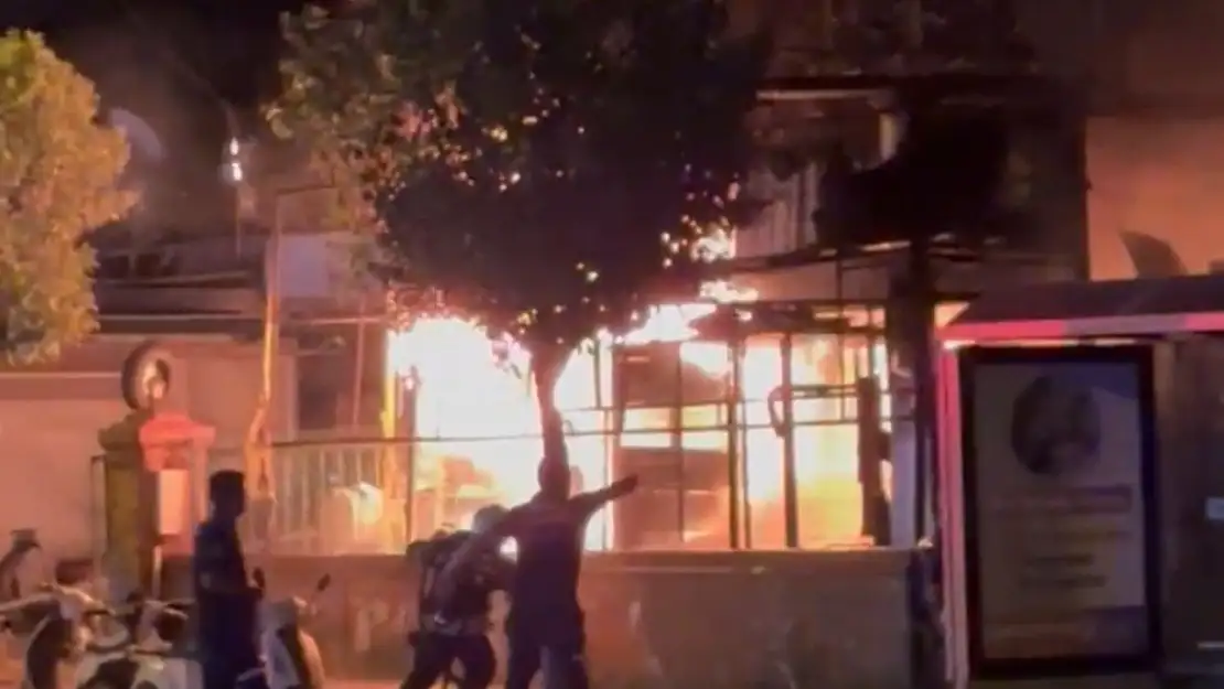 Gece yarısı çıkan yangında tamirhane kül oldu, ekipler seferber edildi