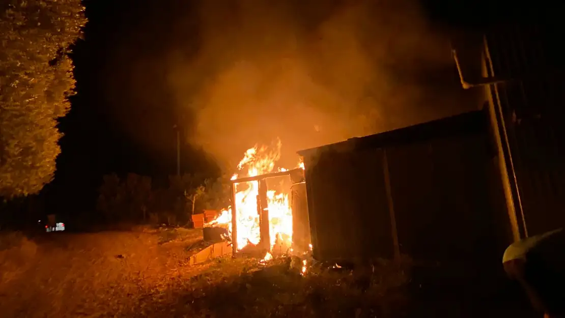 Gece yarısı konteyner yangını mahalleyi ayağa kaldırdı