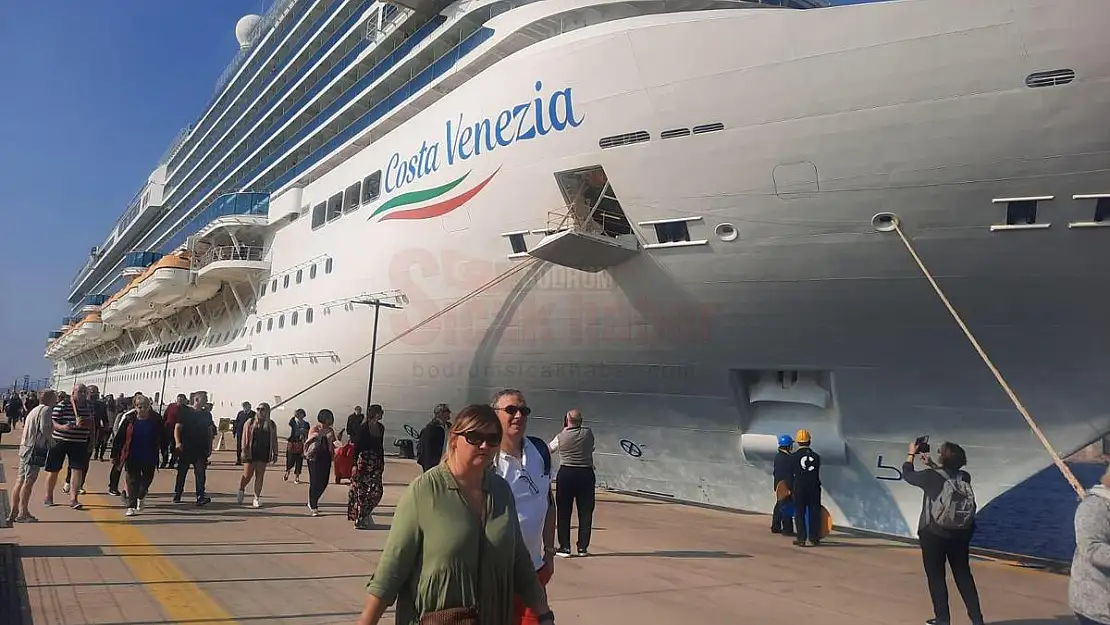 Gemi ile Gelen Turistler Bodrum'un Keyfini Çıkarttı