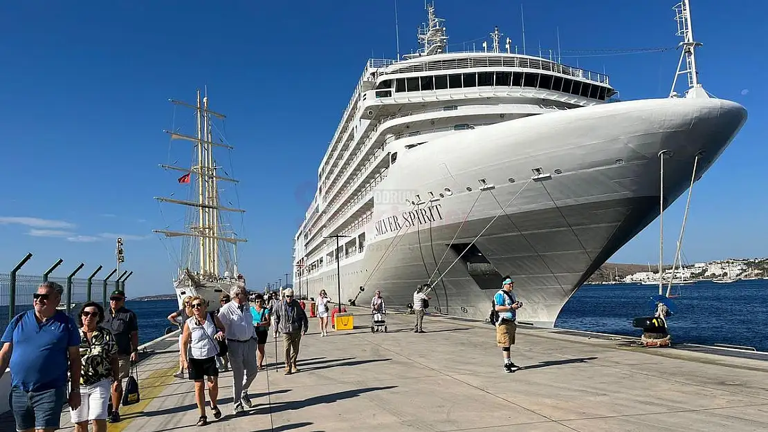 Gemiler Bodrum'a Ekim Ayında da Gelmeye Devam Ediyor