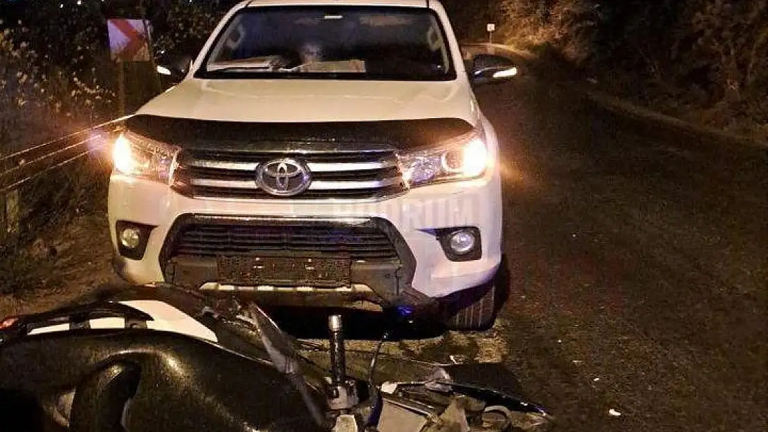 Gidon Hakimiyetini Kaybeden Sürücü Araca Çarpıp Yaralandı