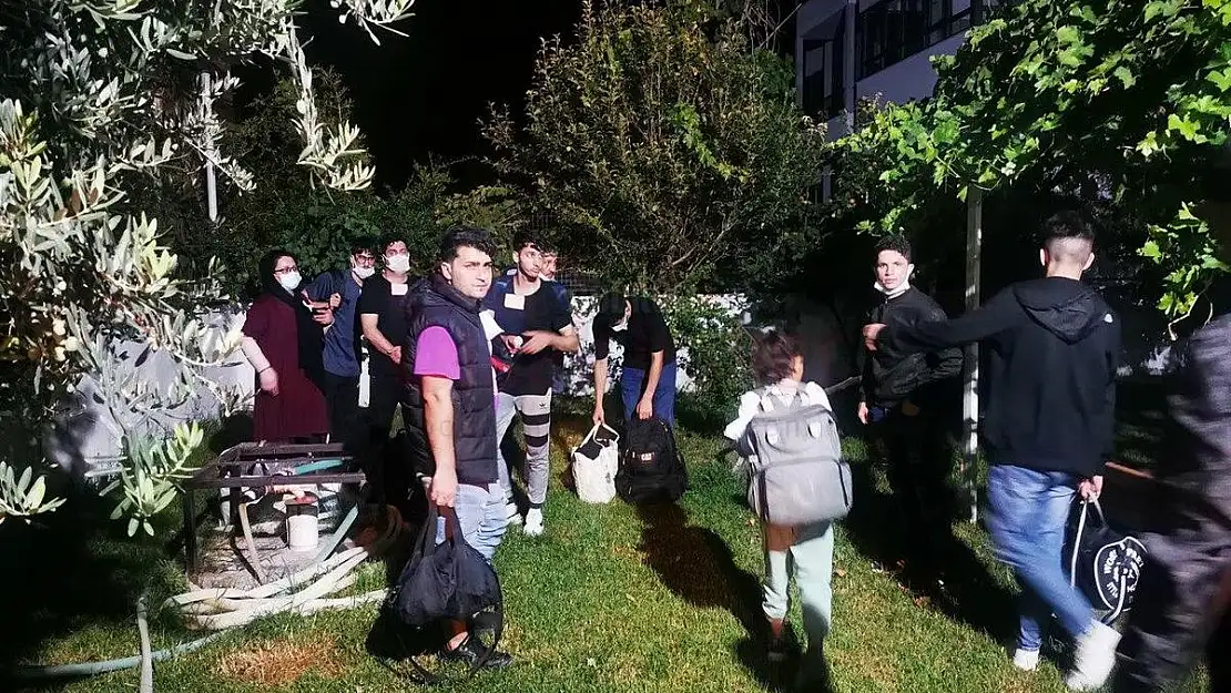 Göçmen Kaçakçılığı Yapan 4 Şüpheli ve 33 Göçmen Ekiplerce Yakalandı