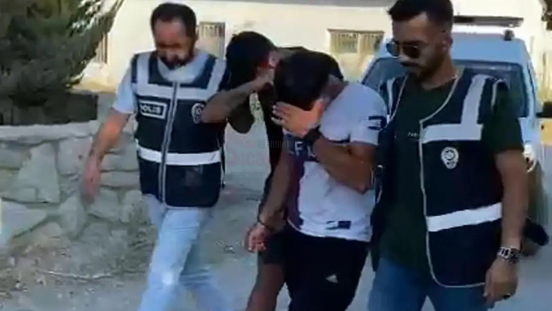 Göçmen Kaçakçısı 2 Kişi Tutuklandı