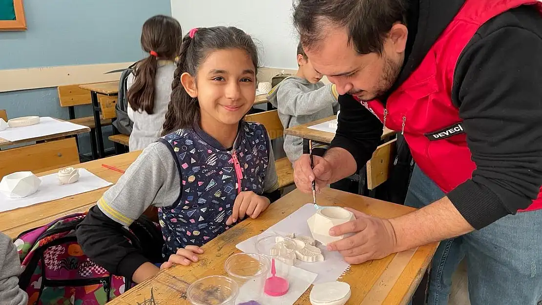 Gönüllü Gençler Çocukları Sanat ile Buluşturdu