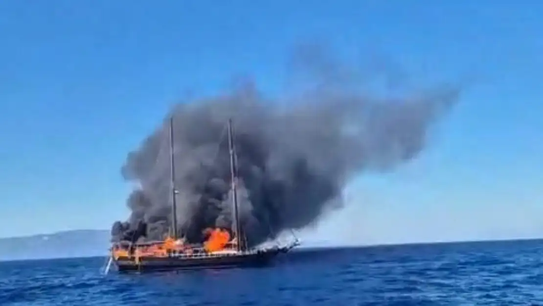 Gulet alev alev yanarak denizin dibine battı