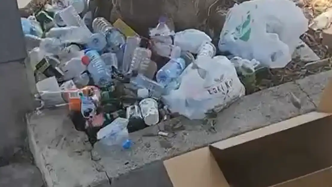 Gümbet'te duyarsızlık kamerada: yol kenarı çöplüğe döndü