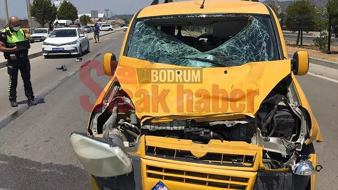 Hafif ticari araçla çarpışan elektrikli bisikletteki 2 kişi öldü