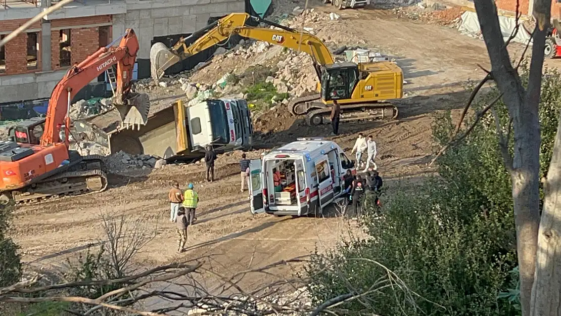 Hafriyat kamyonu yan yattı sürücü yaralandı