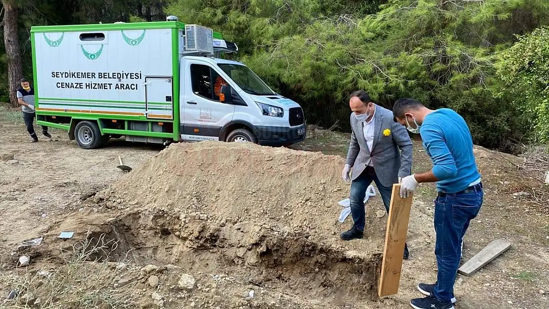 Hayatını kaybeden İngilizin cenazesini belediye ekipleri defnetti