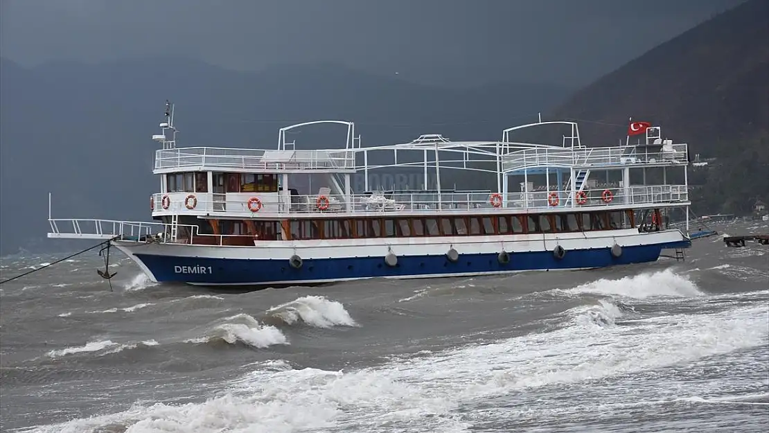 İki Tekne Fırtına Nedeniyle Karaya Oturdu