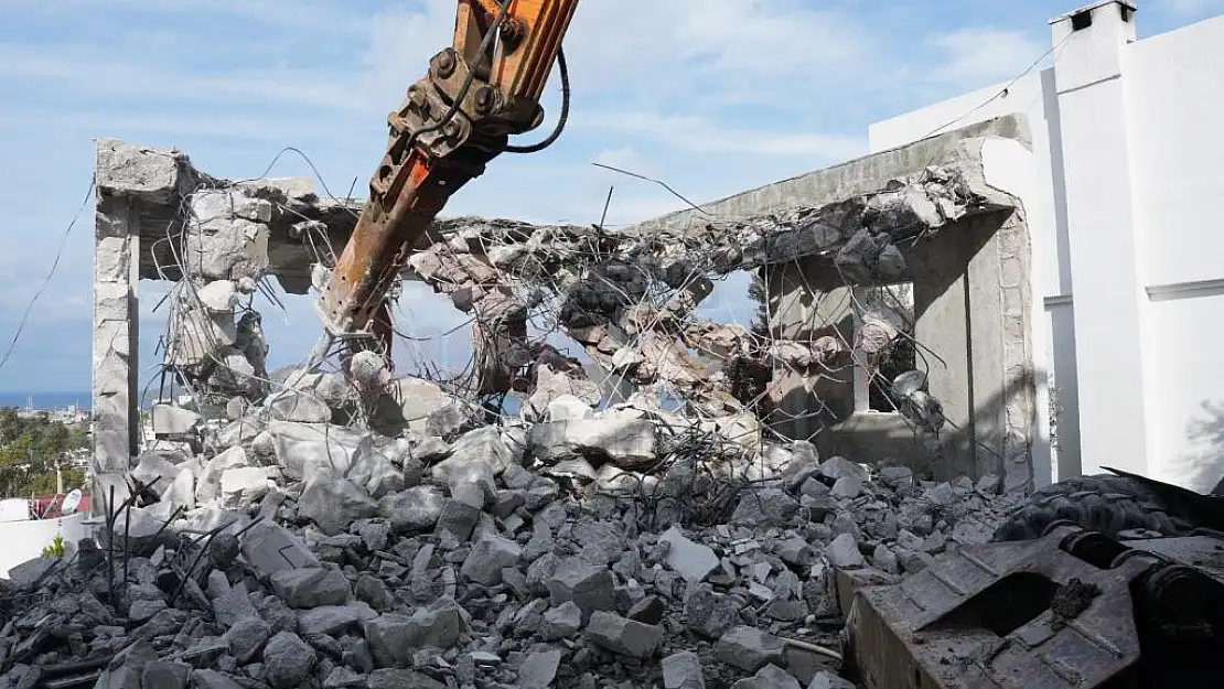 İmara Aykırı Yapıların Yıkımı Devam Ediyor