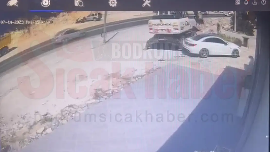 İş Makinesi Otomobile Çarpıp İşine Devam Etti
