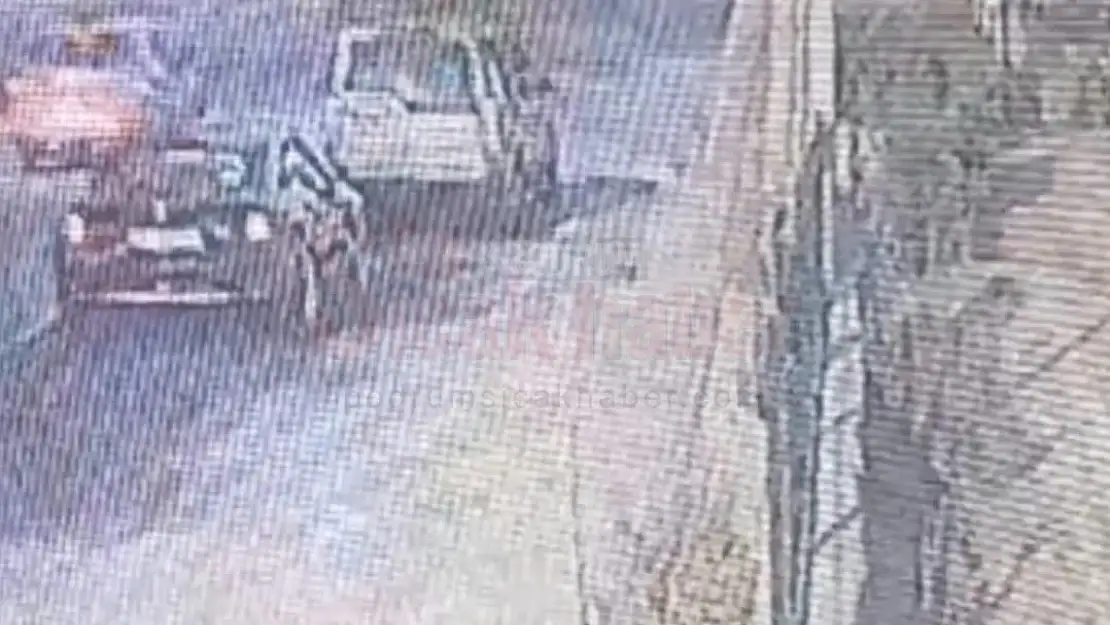 İsale Hattının Patlaması ve Bir Kişinin Yaralanma Anları Güvenlik Kamerasına Yansıdı