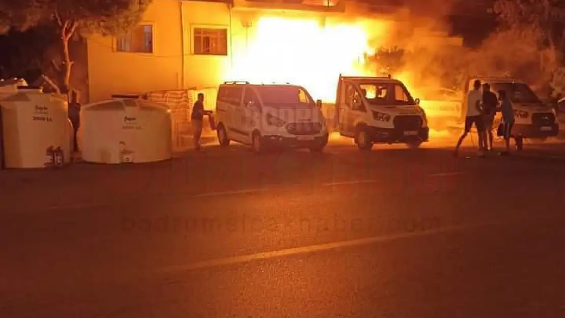 İtfaiye Ekipleri Uzun Uğraşlar Sonucu Alevlere Teslim Olan Binayı Söndürdü