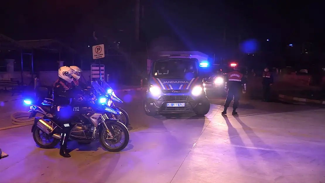 İzmir merkezli 53 ilde FETÖ'nün TSK yapılanmasına yönelik operasyonda 184 gözaltı kararı verildi
