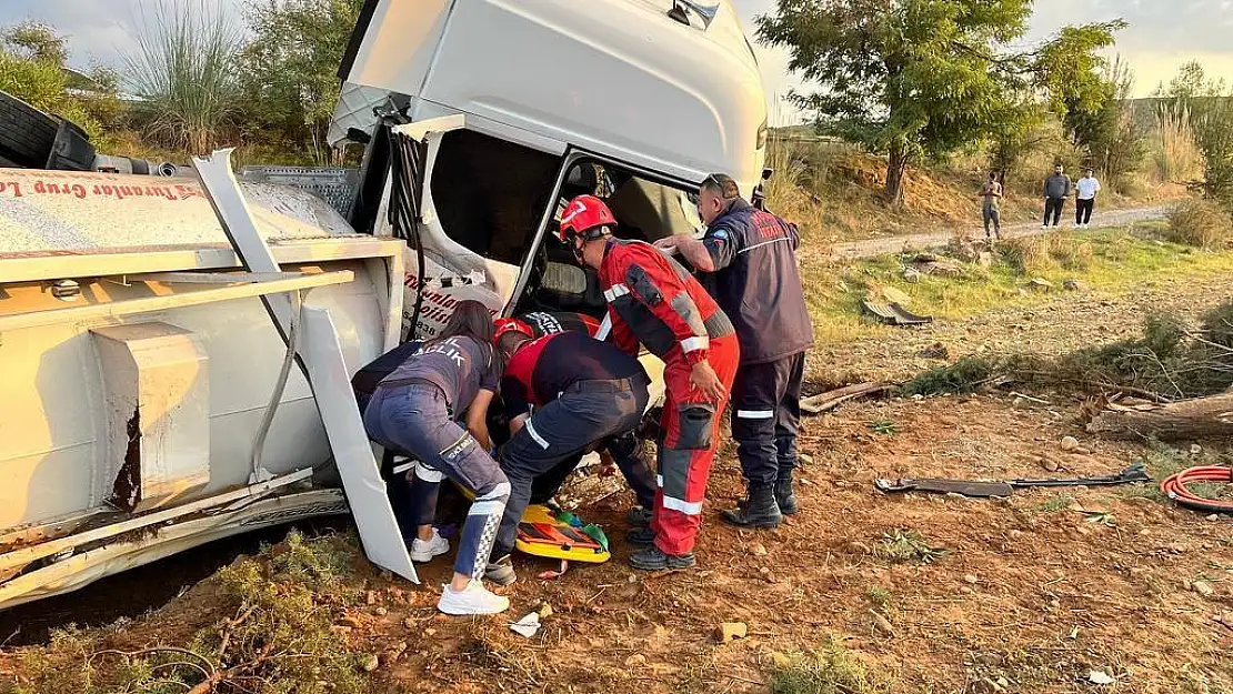 Jet Yakıtı Yüklü Tanker Yoldan Çıkıp Tarlaya Uçtu: 3 Yaralı