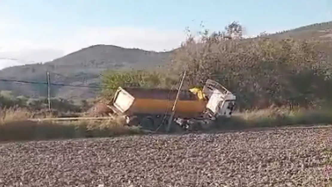 Kamyon Direğe Çarpıp Durabildi