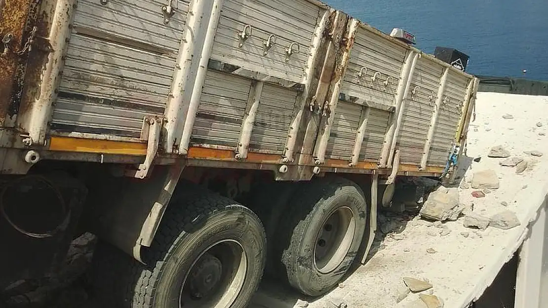Kamyon Trafonun Üstüne Düştü