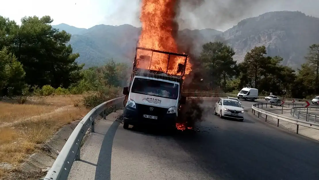 Kamyonet Bir anda Alev Topuna Döndü